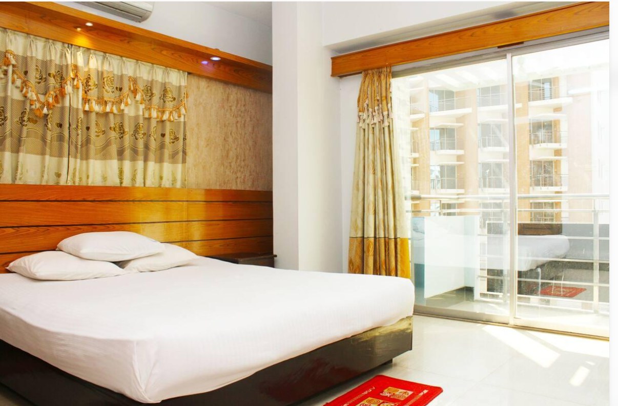 Iqra Beach Hotel, Main Road